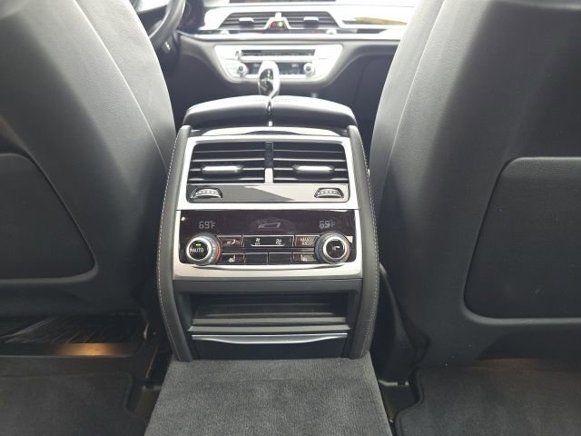 Used 2021 BMW 750i xDrive w/ M Sport Package image 34