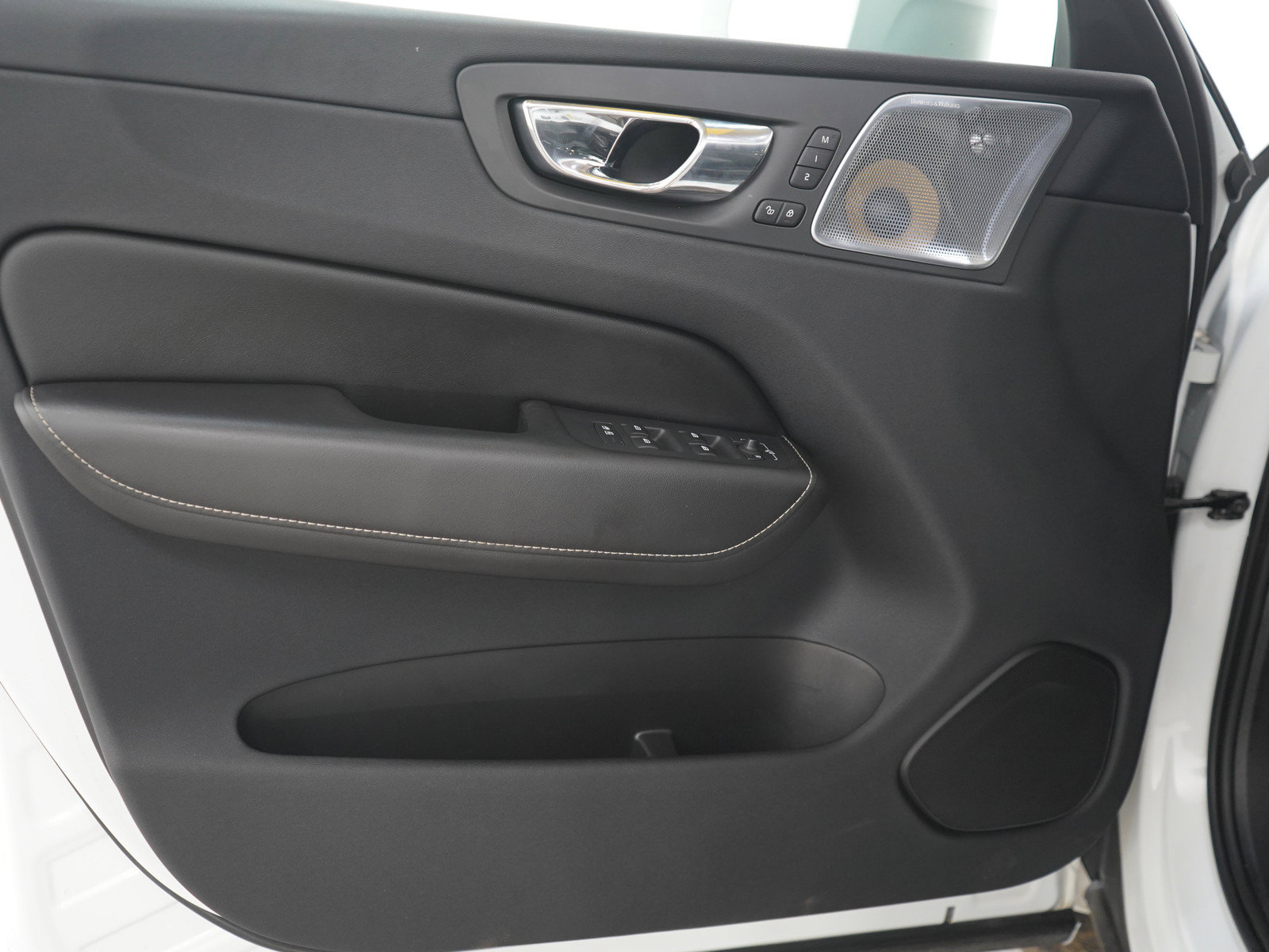 Used 2019 Volvo XC60 T8 R-Design w/ Advanced Package AWD/4WD image 19
