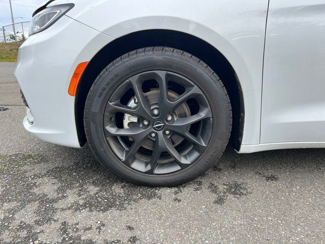 Used 2025 Chrysler Pacifica Limited image 33