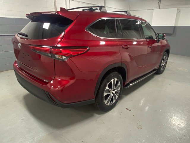 Used 2020 Toyota Highlander XLE FWD image 3