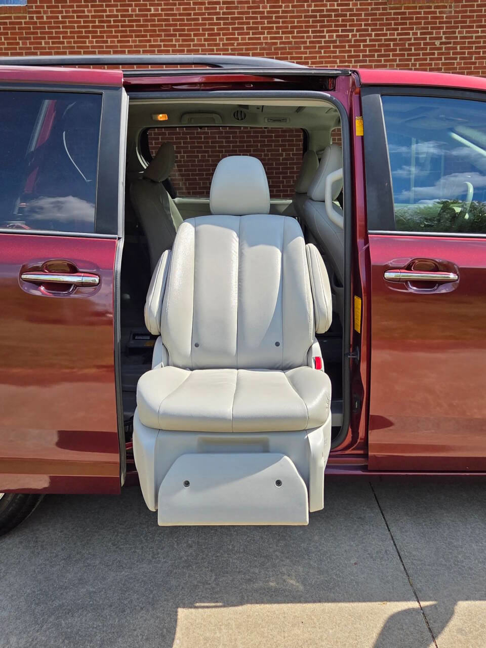 Used 2013 Toyota Sienna XLE image 21