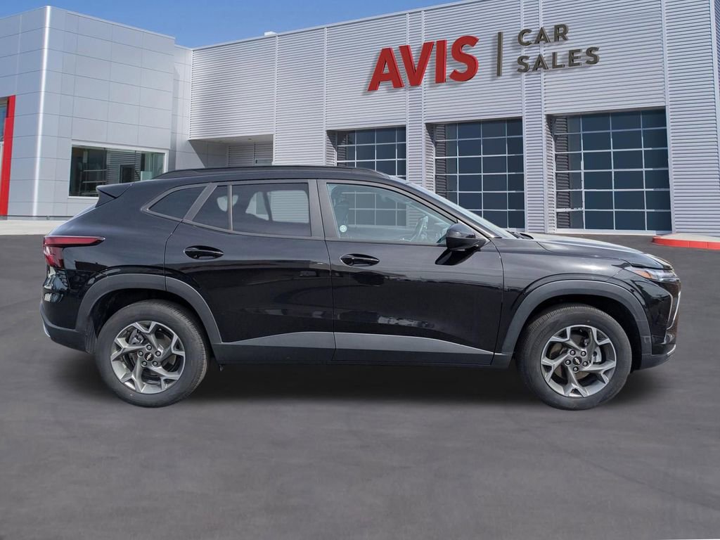 Used 2025 Chevrolet Trax LT w/ LT Convenience Package image 5