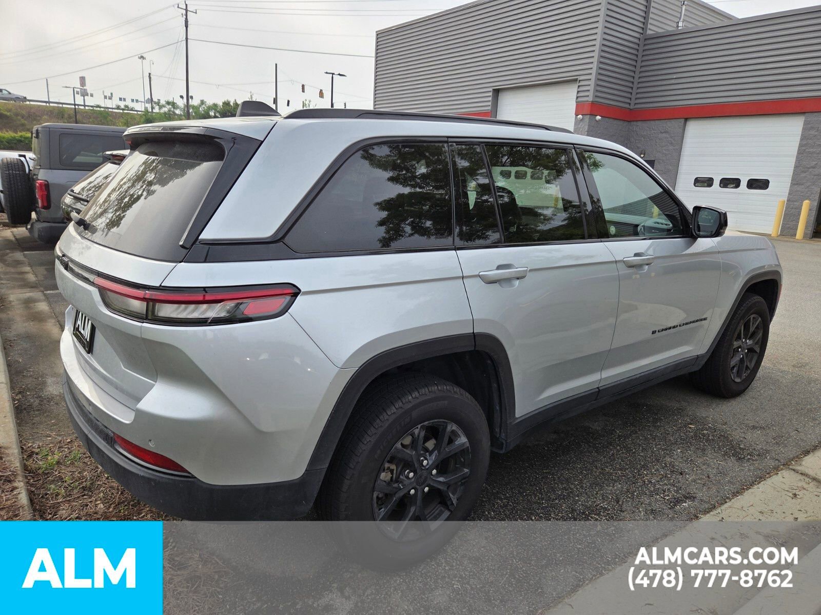 Used 2025 Jeep Grand Cherokee Altitude image 12