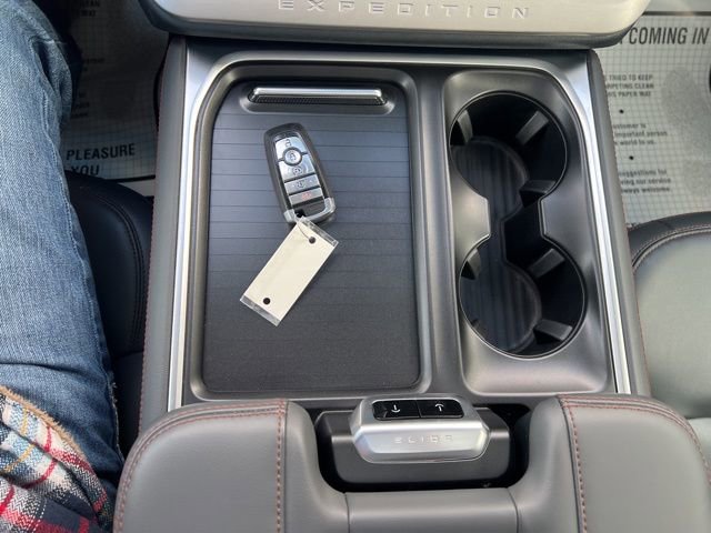 Used 2025 Ford Expedition Active image 24