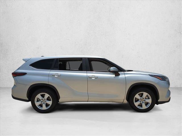 Used 2024 Toyota Highlander LE FWD image 4