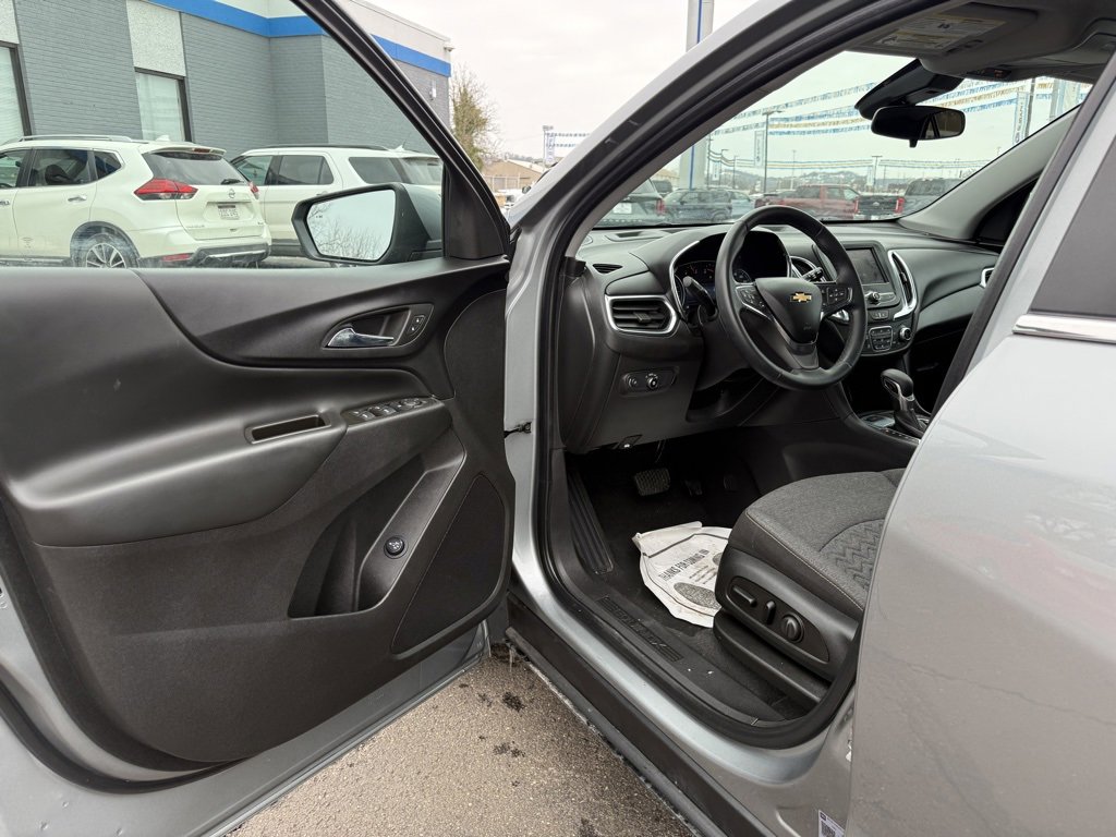 Used 2023 Chevrolet Equinox LT w/ Driver Convenience Package image 11