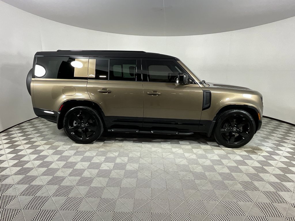 Used 2025 Land Rover Defender 130 X-Dynamic SE image 5