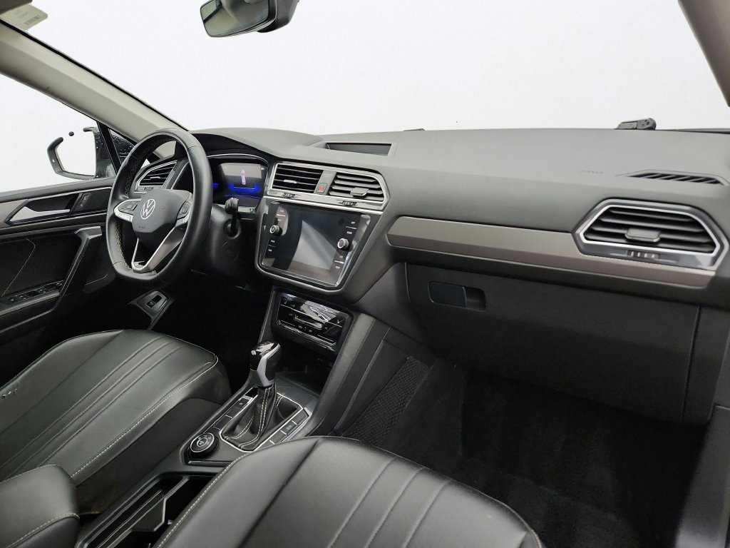 Used 2024 Volkswagen Tiguan SE AWD/4WD image 22