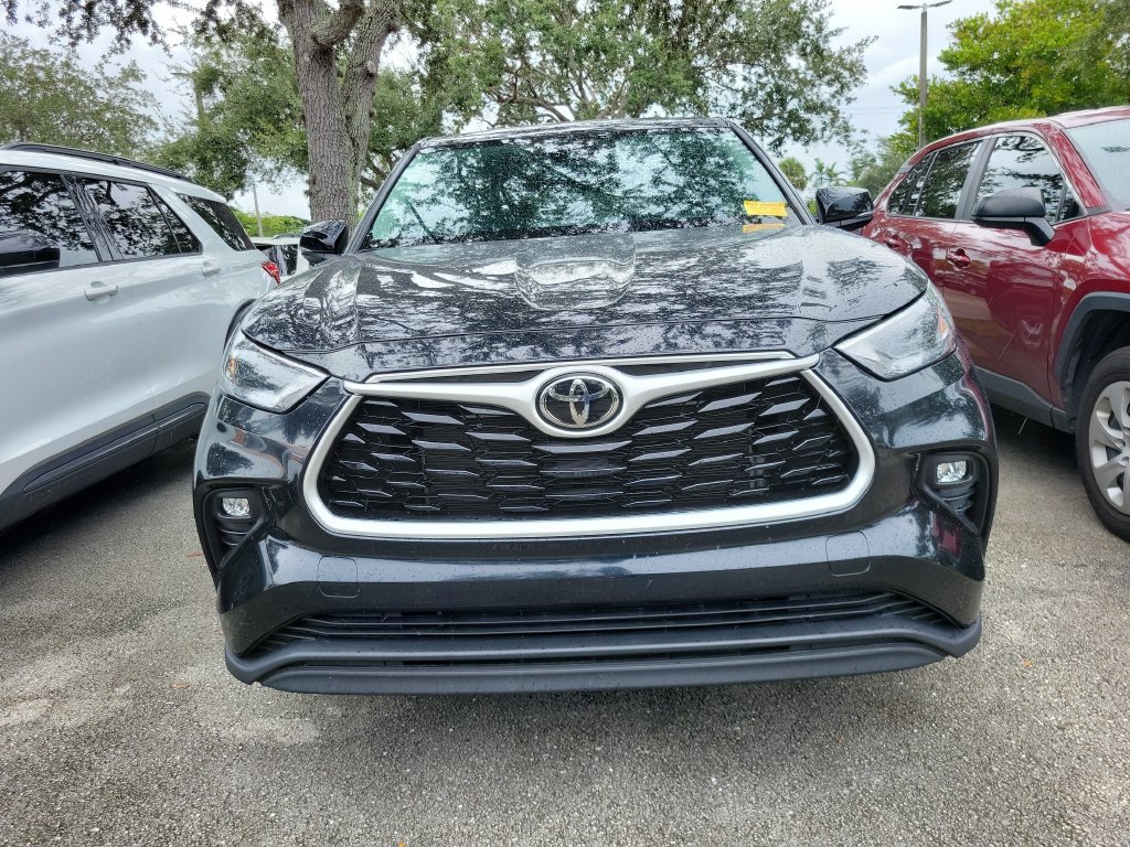Used 2024 Toyota Highlander LE FWD image 2