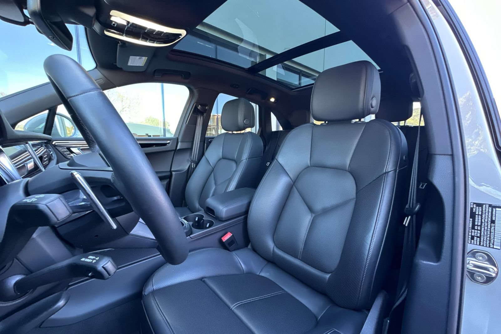 Used 2025 Porsche Macan AWD/4WD image 5