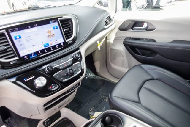 Used 2024 Chrysler Pacifica Select image 21