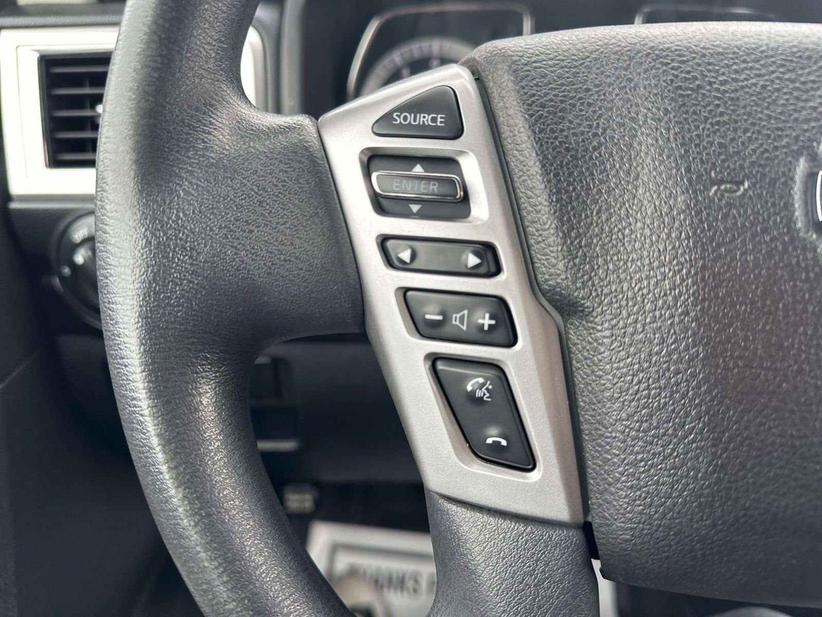 Used 2017 Nissan Titan SV AWD/4WD image 46