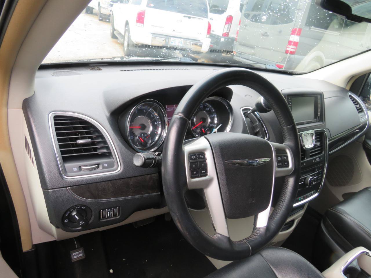 Used 2015 Chrysler Town & Country Touring FWD image 7