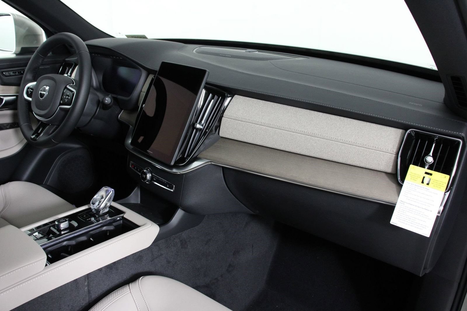 New 2026 Volvo XC90 T8 Plus w/ Protection Package Premier image 9