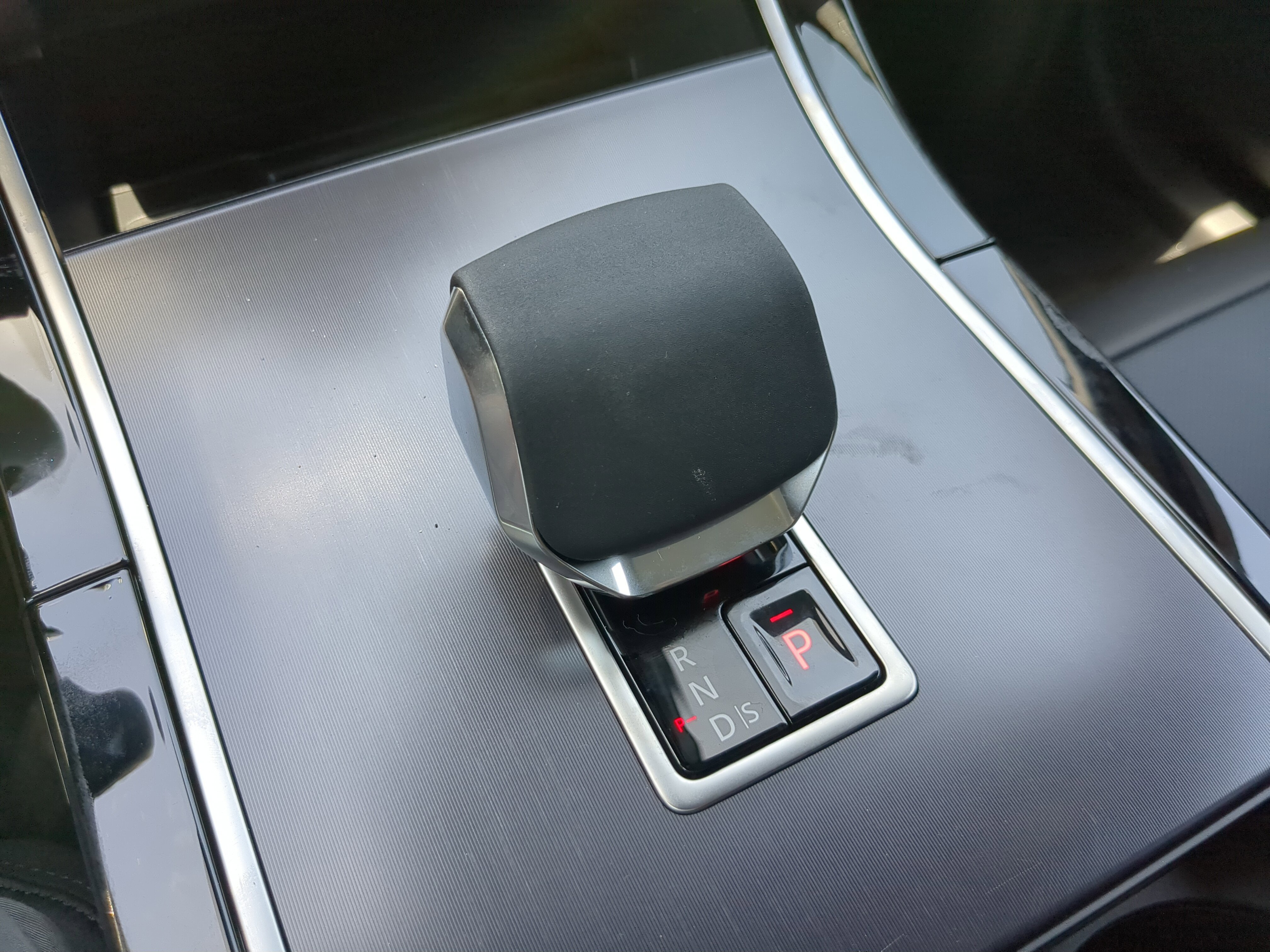 New 2026 Land Rover Range Rover Velar Dynamic SE image 25