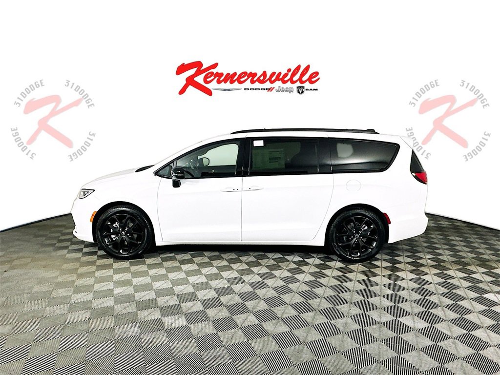 New 2026 Chrysler Pacifica Limited image 4