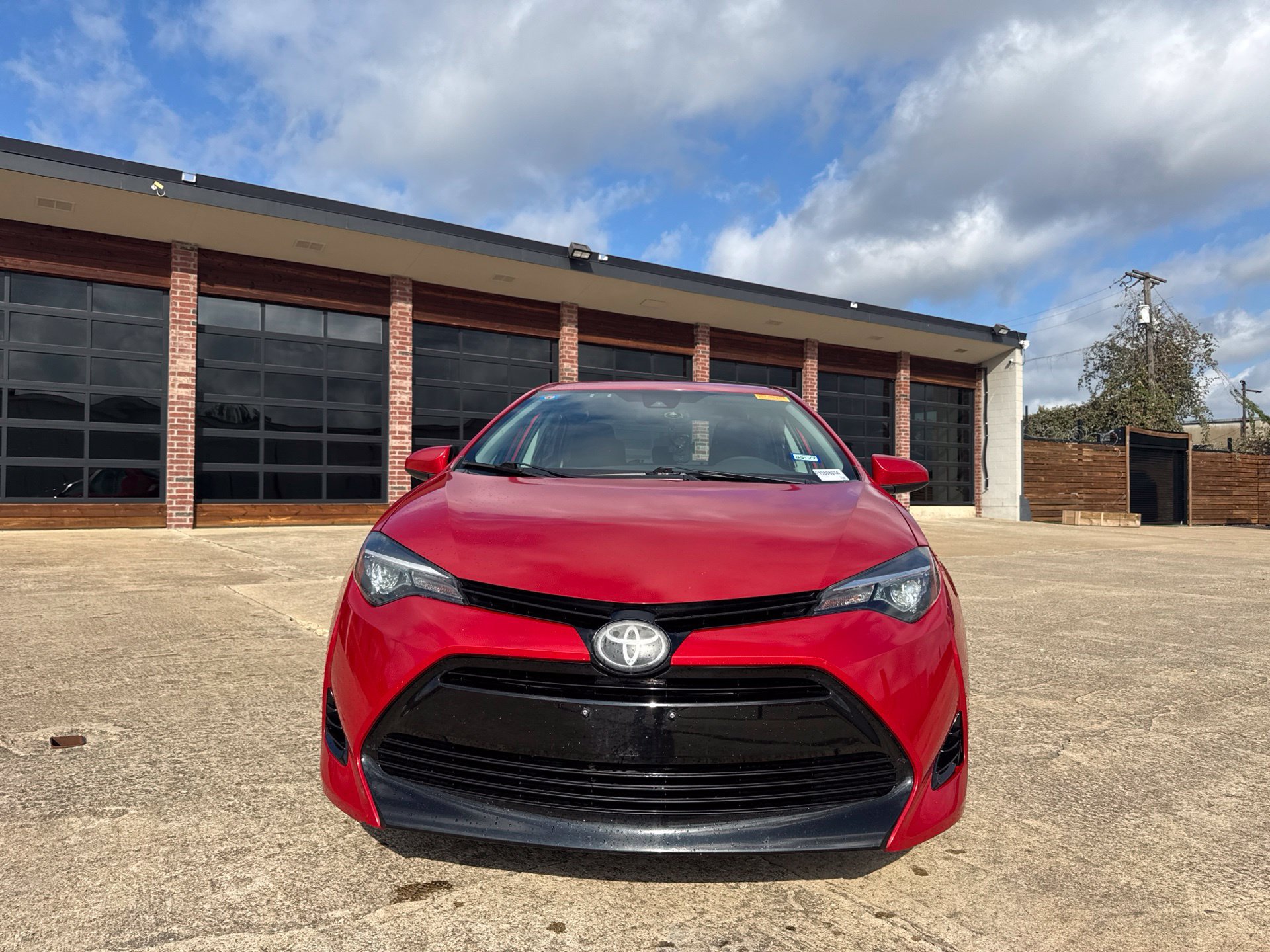Used 2018 Toyota Corolla LE w/ Carpet Mat Package (TMS) FWD image 2