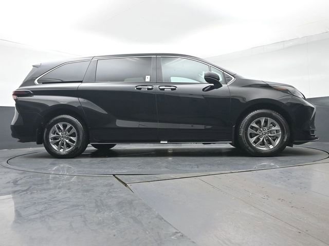 Used 2025 Toyota Sienna XLE image 40