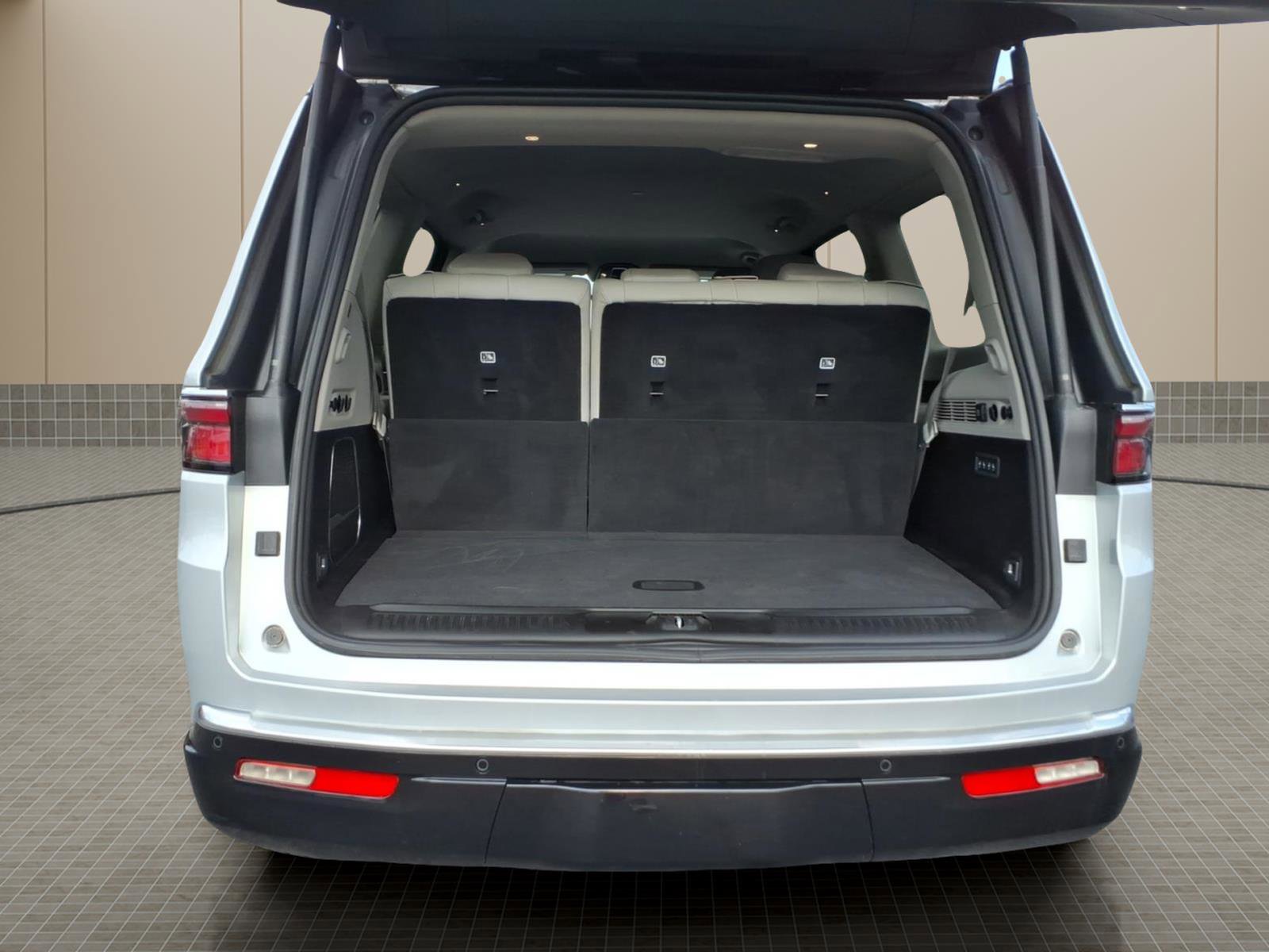 Used 2022 Jeep Wagoneer Series III w/ Flexible Seating Group image 9