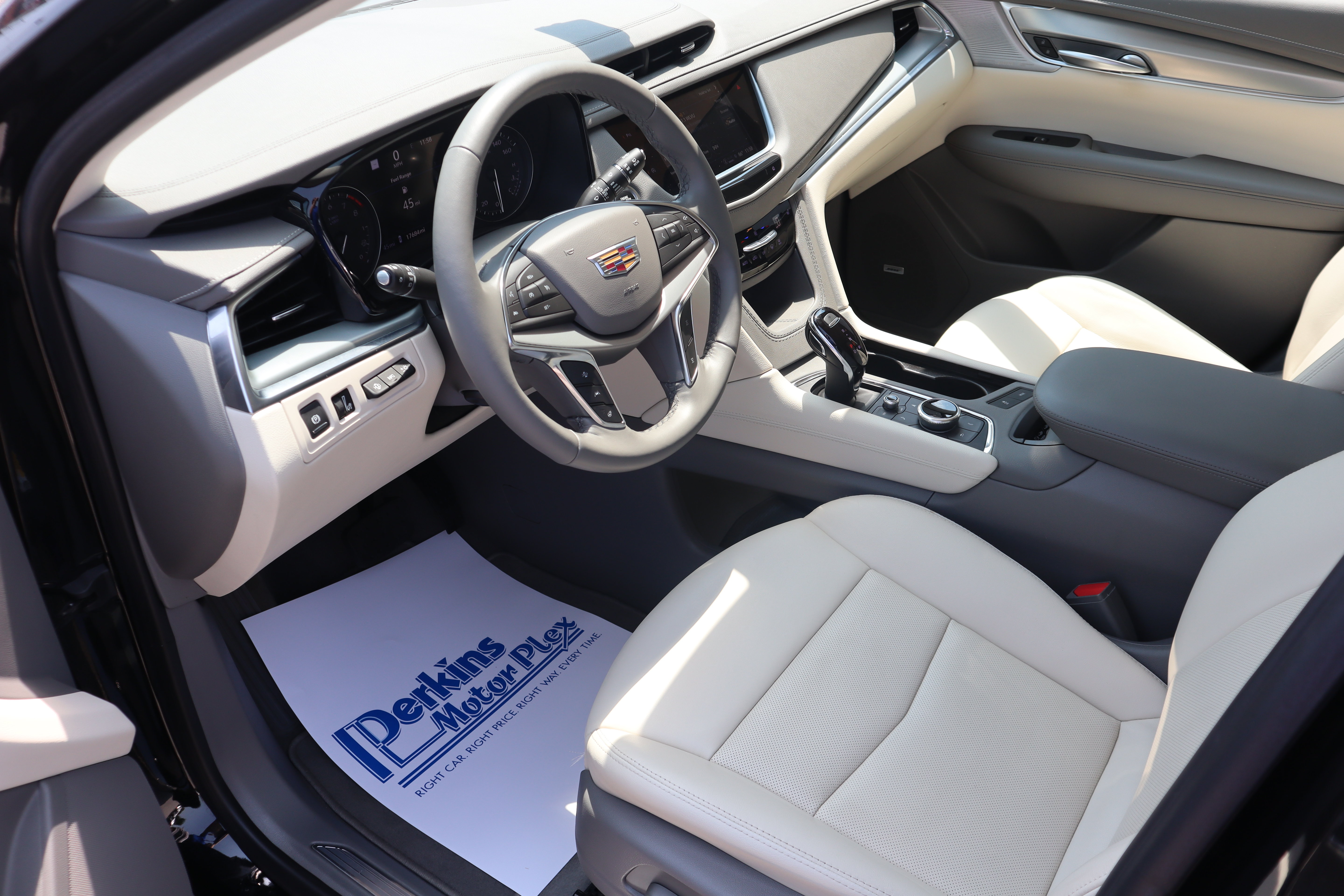 Used 2024 Cadillac XT5 Premium Luxury w/ Technology Package FWD image 3