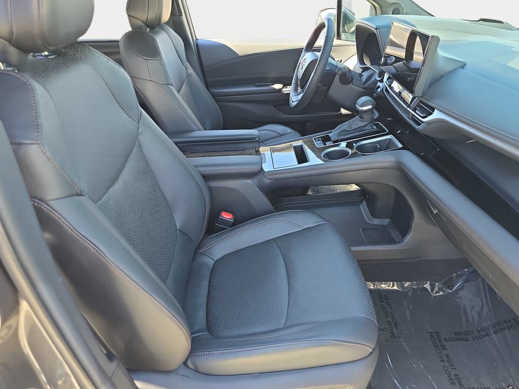 Used 2025 Toyota Sienna Platinum AWD/4WD image 12