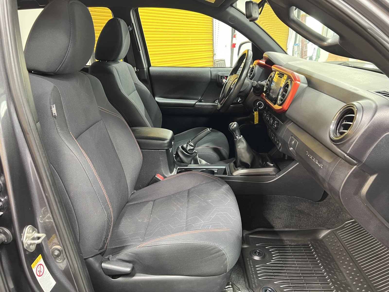 Used 2019 Toyota Tacoma TRD Off-Road w/ Technology Package AWD/4WD image 17