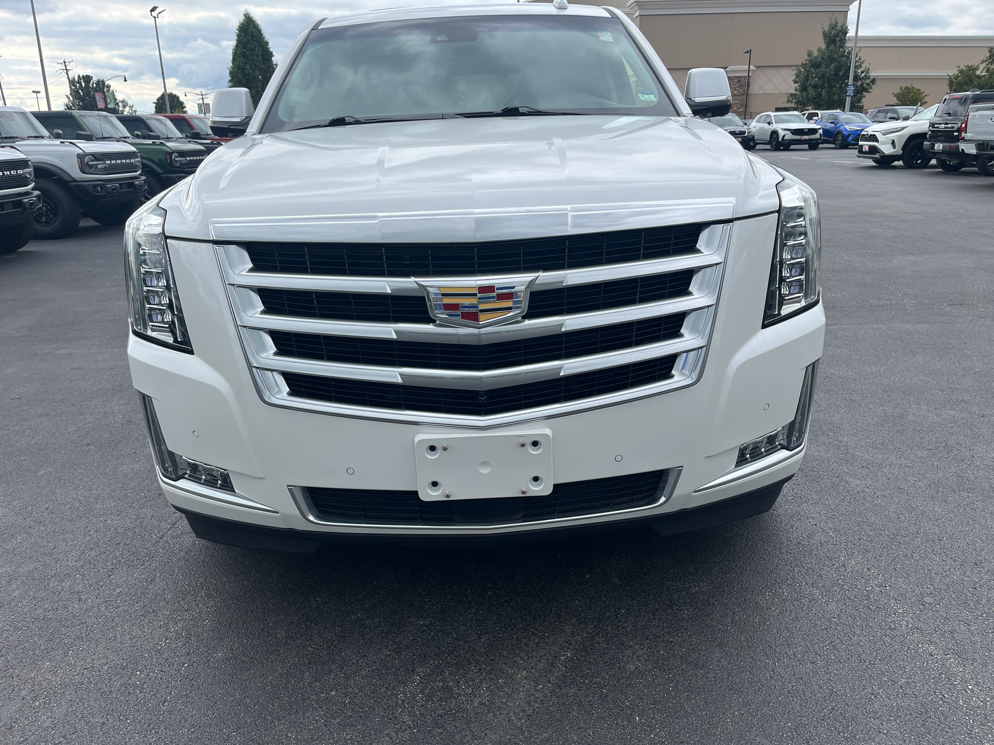 Used 2018 Cadillac Escalade Premium Luxury AWD/4WD image 2