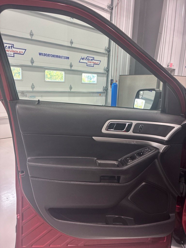 Used 2015 Ford Explorer XLT w/ Equipment Group 202B AWD/4WD image 13