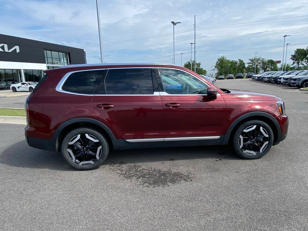 Used 2023 Kia Telluride EX w/ EX Captain's Chair Package FWD image 8