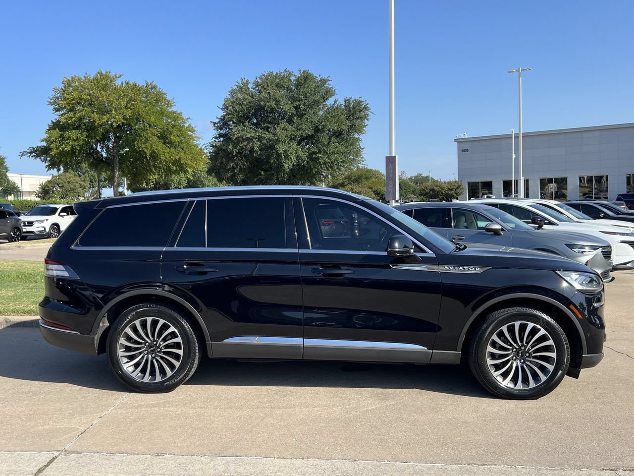 Used 2023 Lincoln Aviator Reserve w/ Equipment Group 201A AWD/4WD image 3