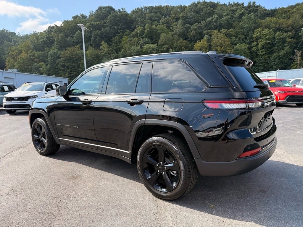 Used 2025 Jeep Grand Cherokee Limited w/ Black Appearance Package image 7