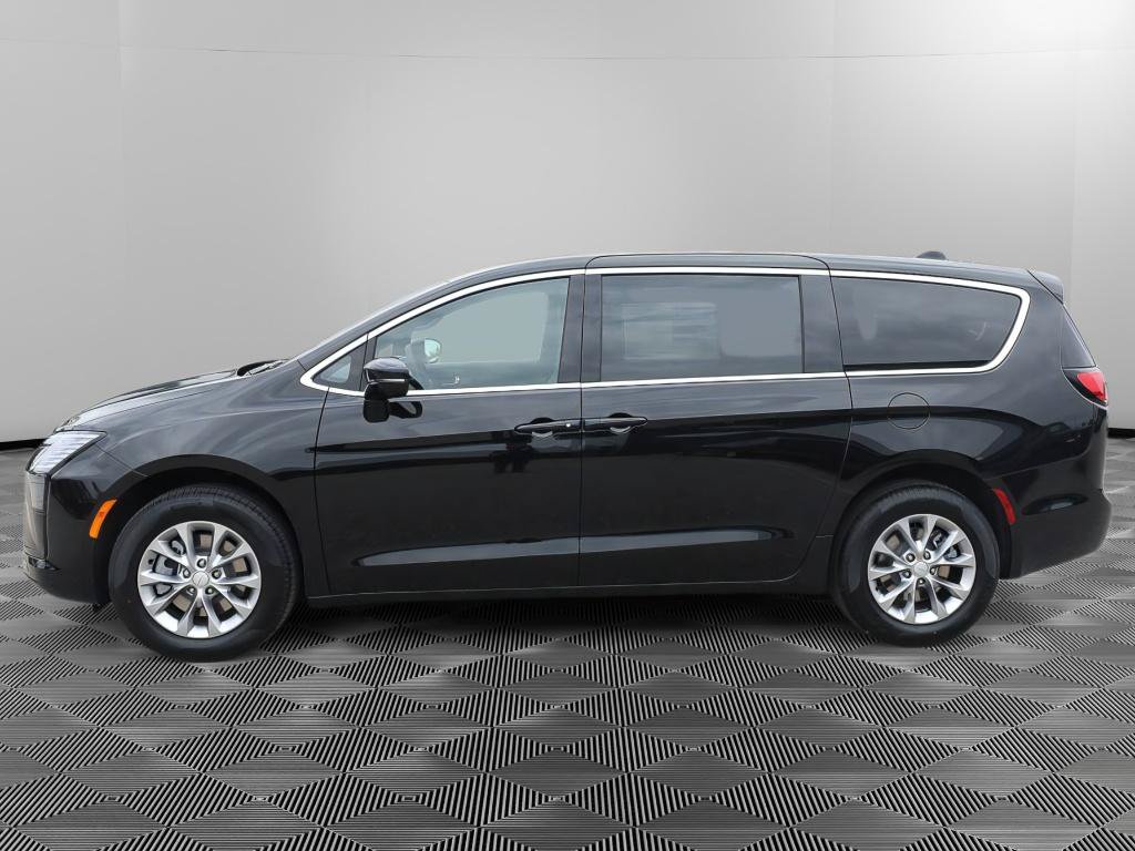 New 2027 Chrysler Pacifica Select AWD/4WD image 3