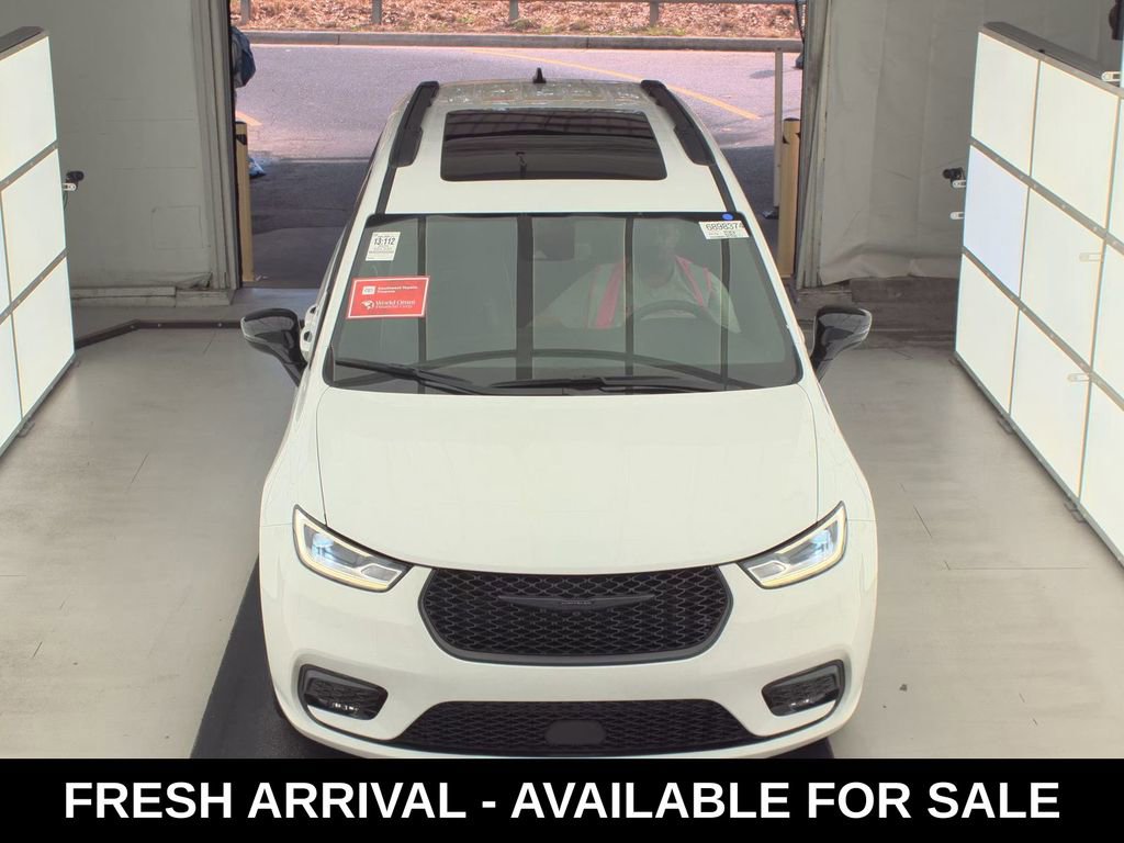 Used 2025 Chrysler Pacifica Limited image 2