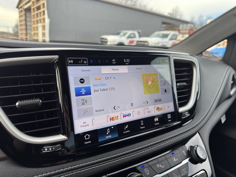 New 2026 Chrysler Pacifica Select image 17