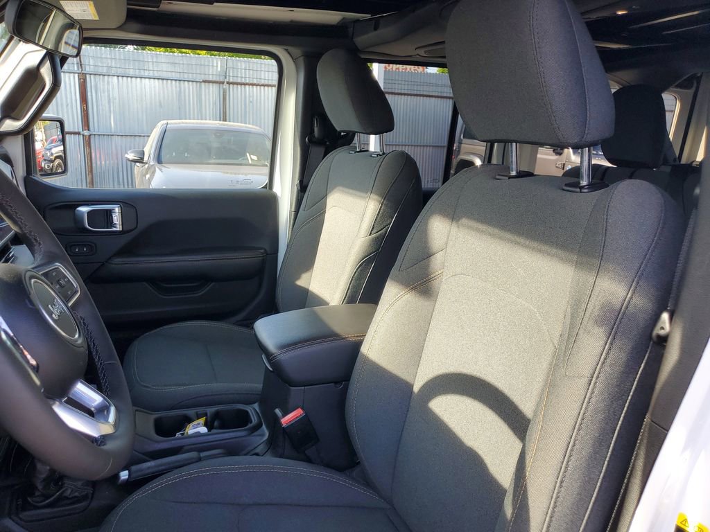 Used 2025 Jeep Wrangler Unlimited Sahara w/ Safety Group AWD/4WD image 16