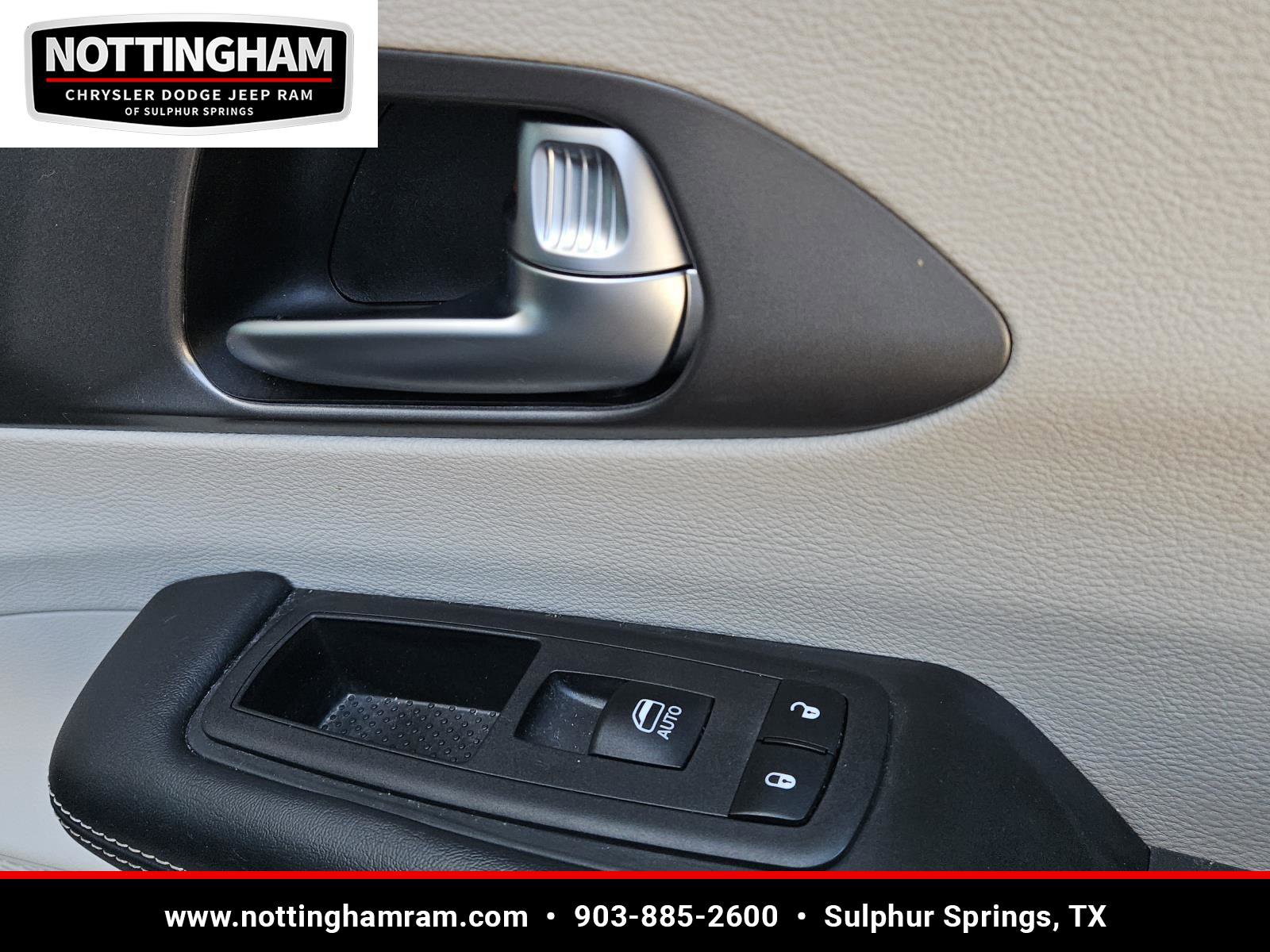 Used 2023 Chrysler Pacifica Touring-L image 30