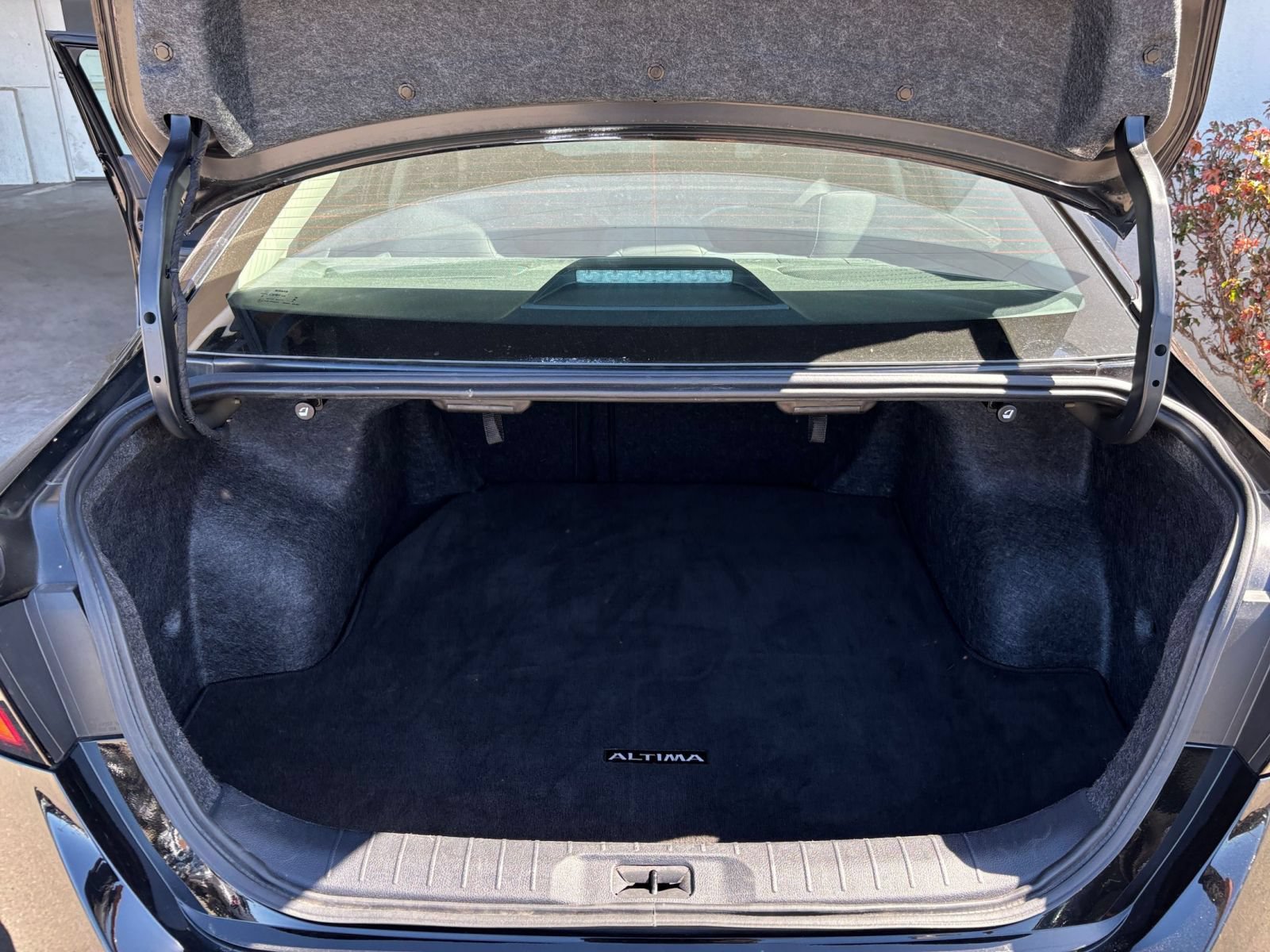 Used 2025 Nissan Altima 2.5 SV FWD image 32