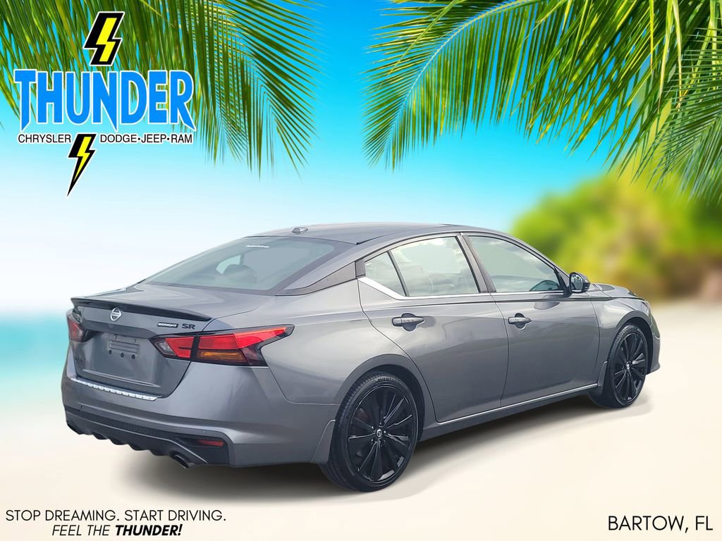 Used 2022 Nissan Altima 2.5 SR w/ Midnight Edition Package FWD image 4
