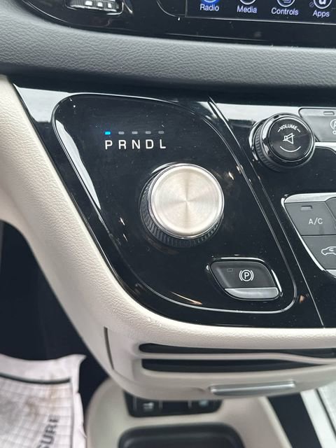 Used 2017 Chrysler Pacifica Touring-L FWD image 16