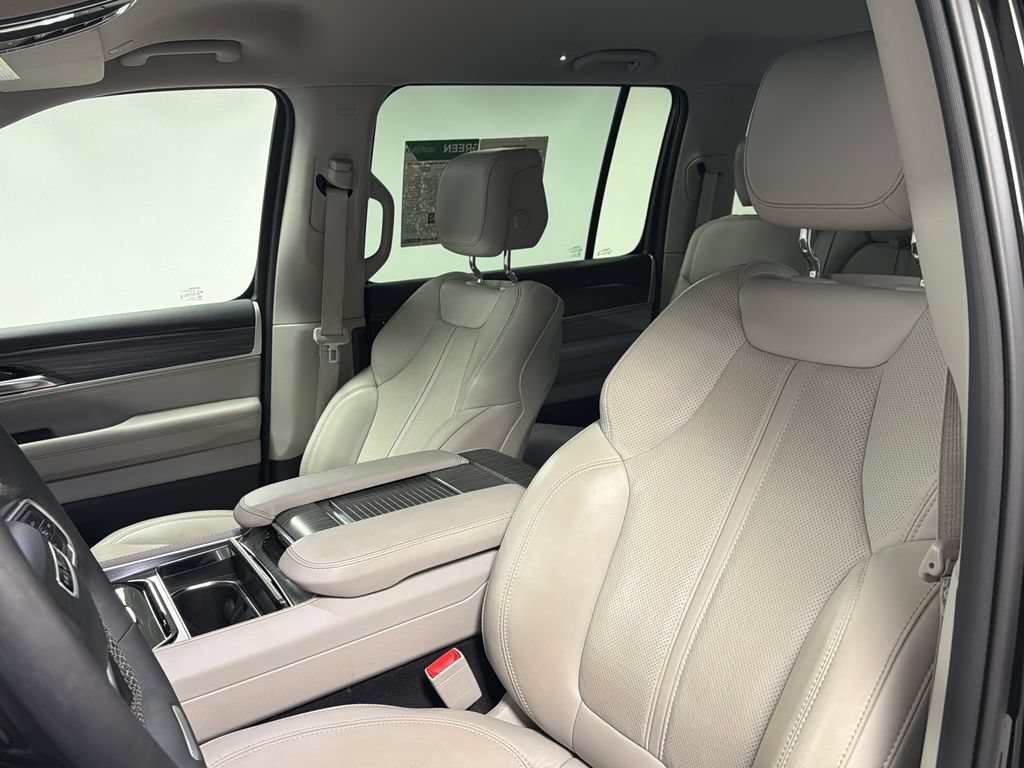 Used 2023 Jeep Wagoneer Series III w/ Preferred Equipment Group RWD image 27