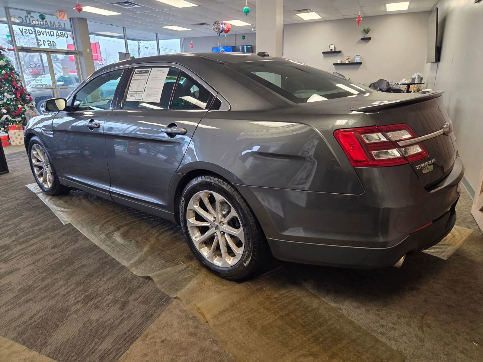 Used 2016 Ford Taurus Limited w/ Equipment Group 301A image 7