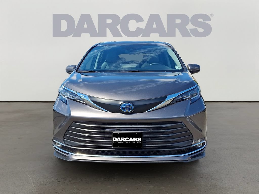 Used 2023 Toyota Sienna XLE FWD image 2