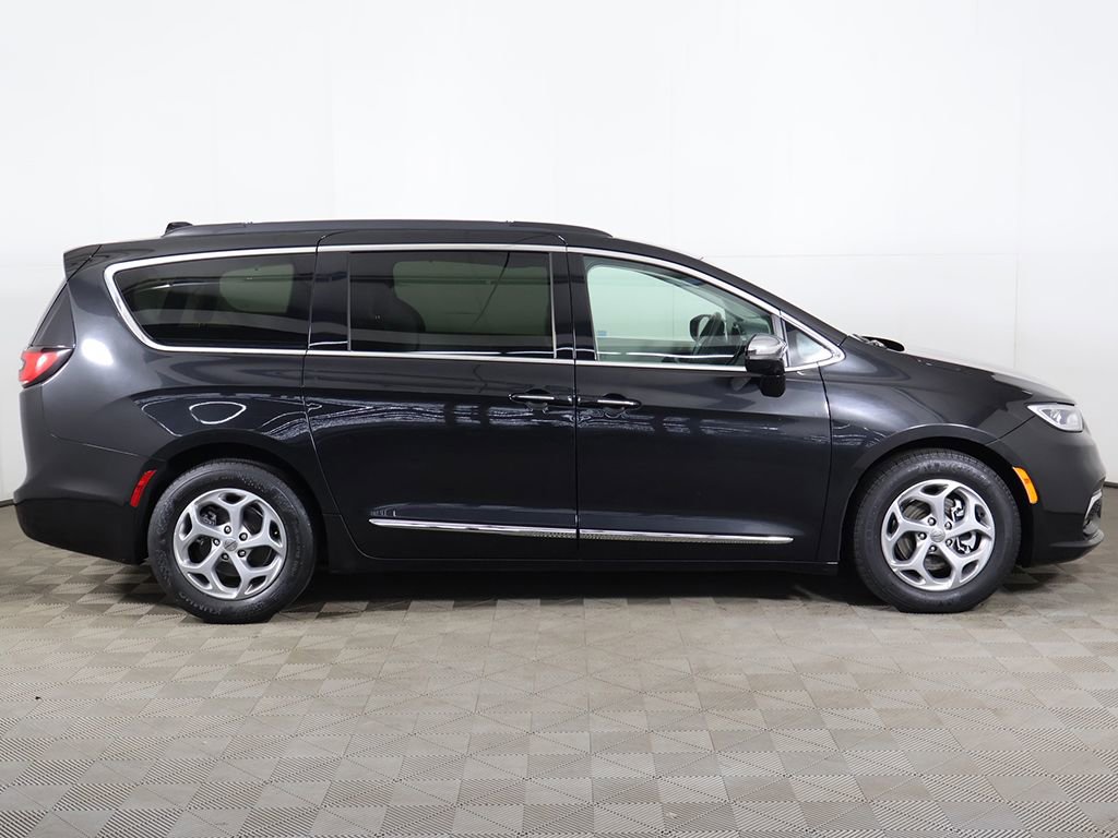 Used 2023 Chrysler Pacifica Limited FWD image 23