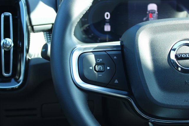 Used 2025 Volvo XC40 B5 Plus image 25