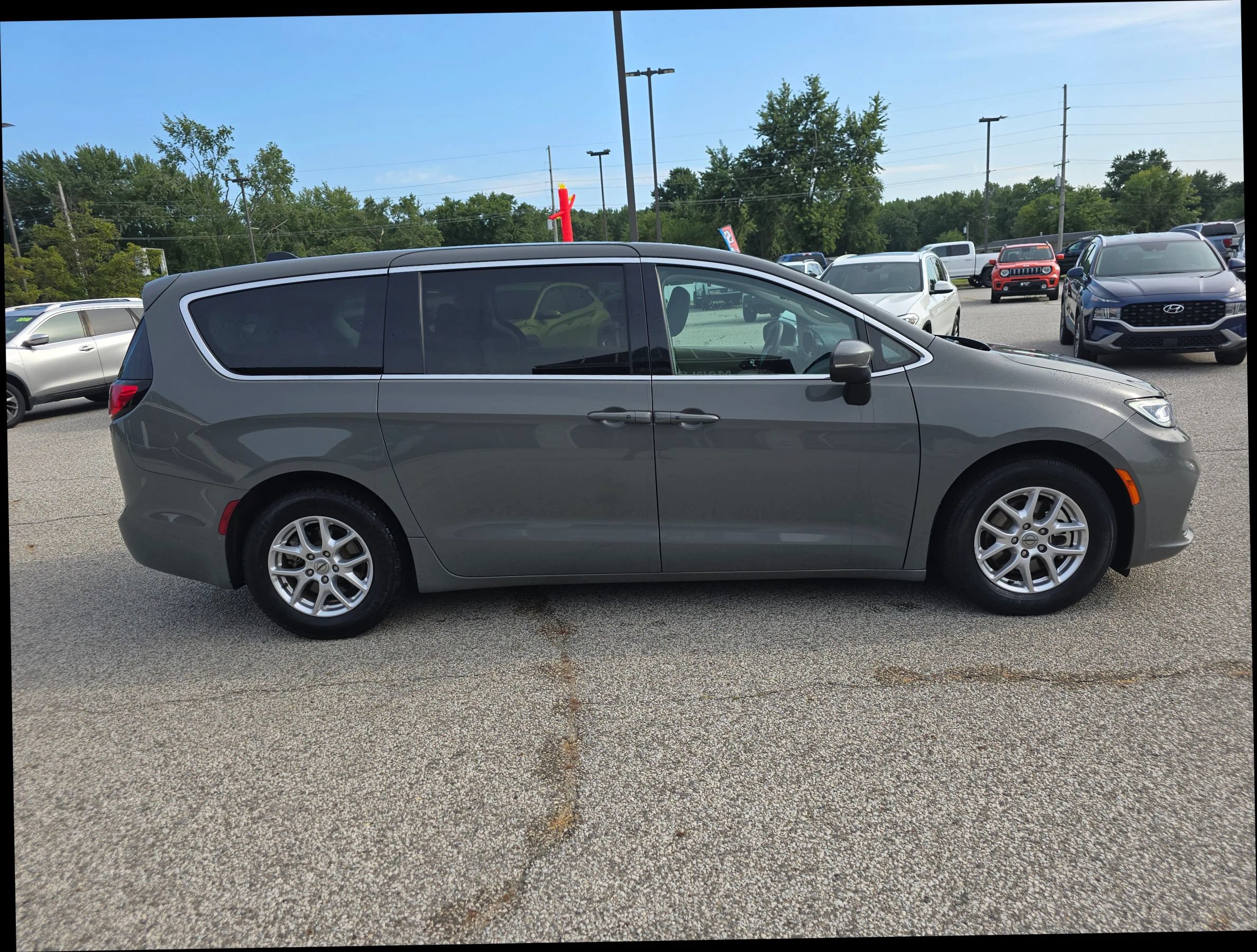 Used 2023 Chrysler Pacifica Touring-L FWD image 5