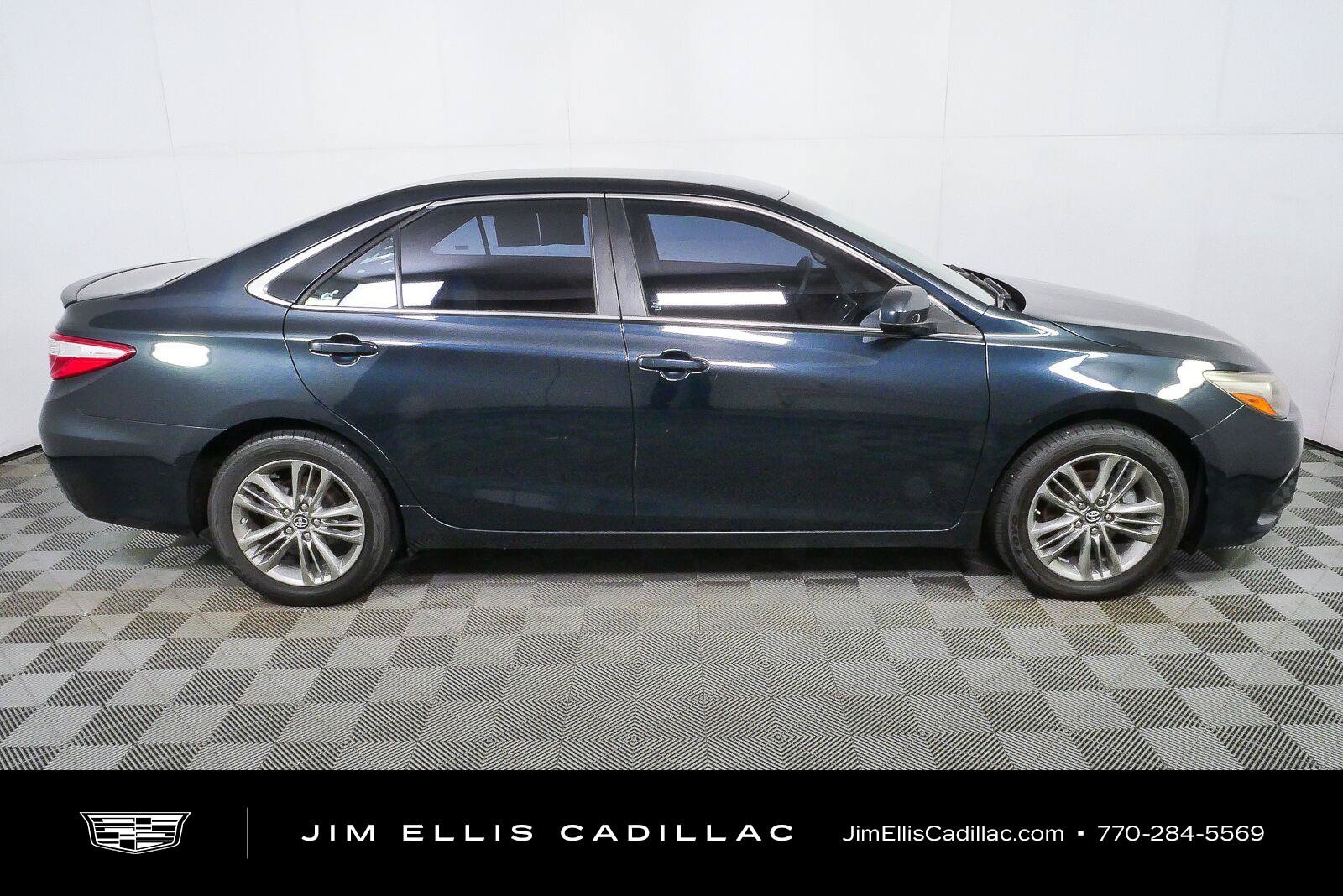 Used 2017 Toyota Camry SE FWD image 2
