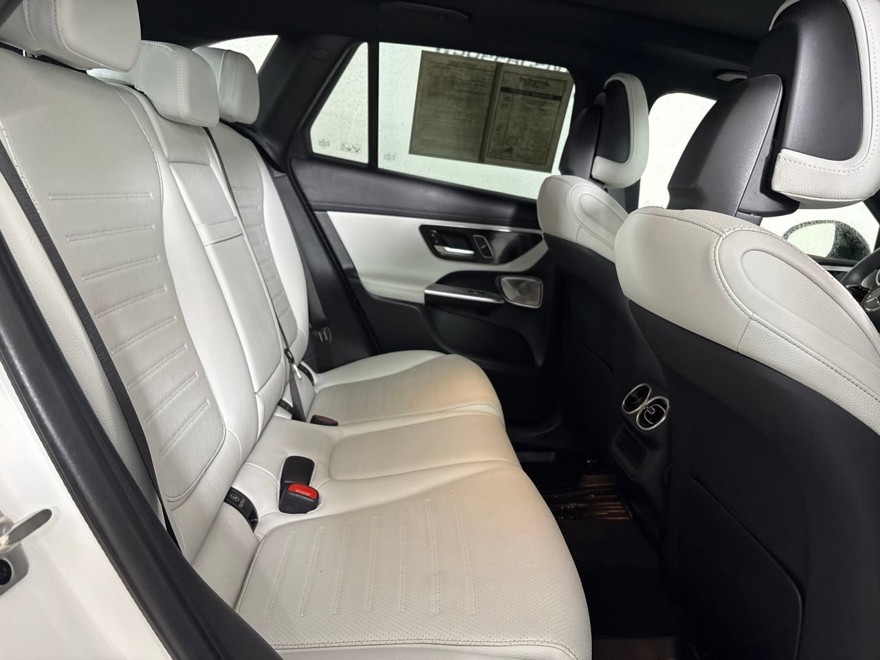 Used 2025 Mercedes-Benz GLC 300 4MATIC image 28