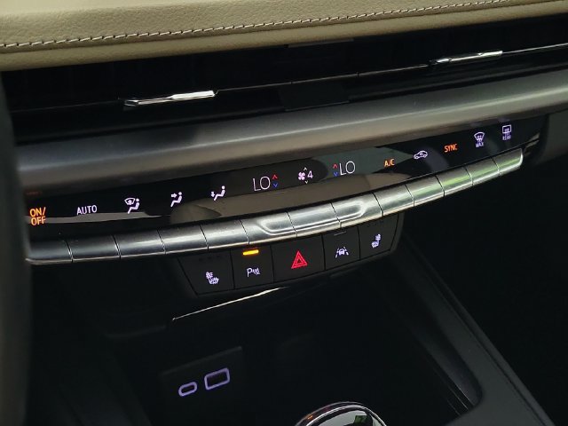 Used 2024 Cadillac XT4 Luxury w/ Cold Weather Package FWD image 30