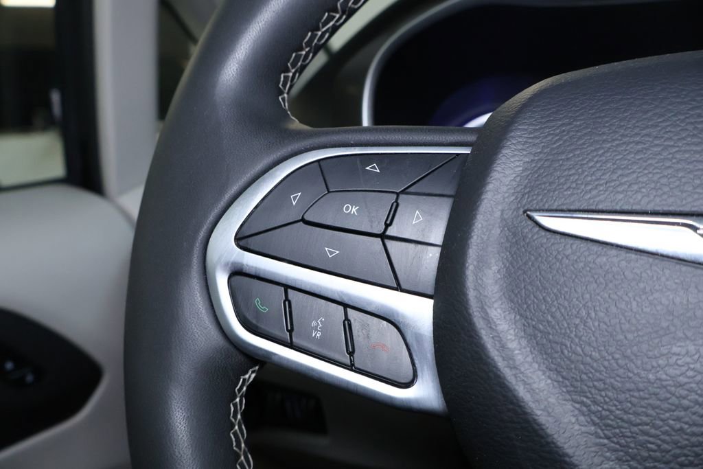 Used 2023 Chrysler Pacifica Touring-L image 23