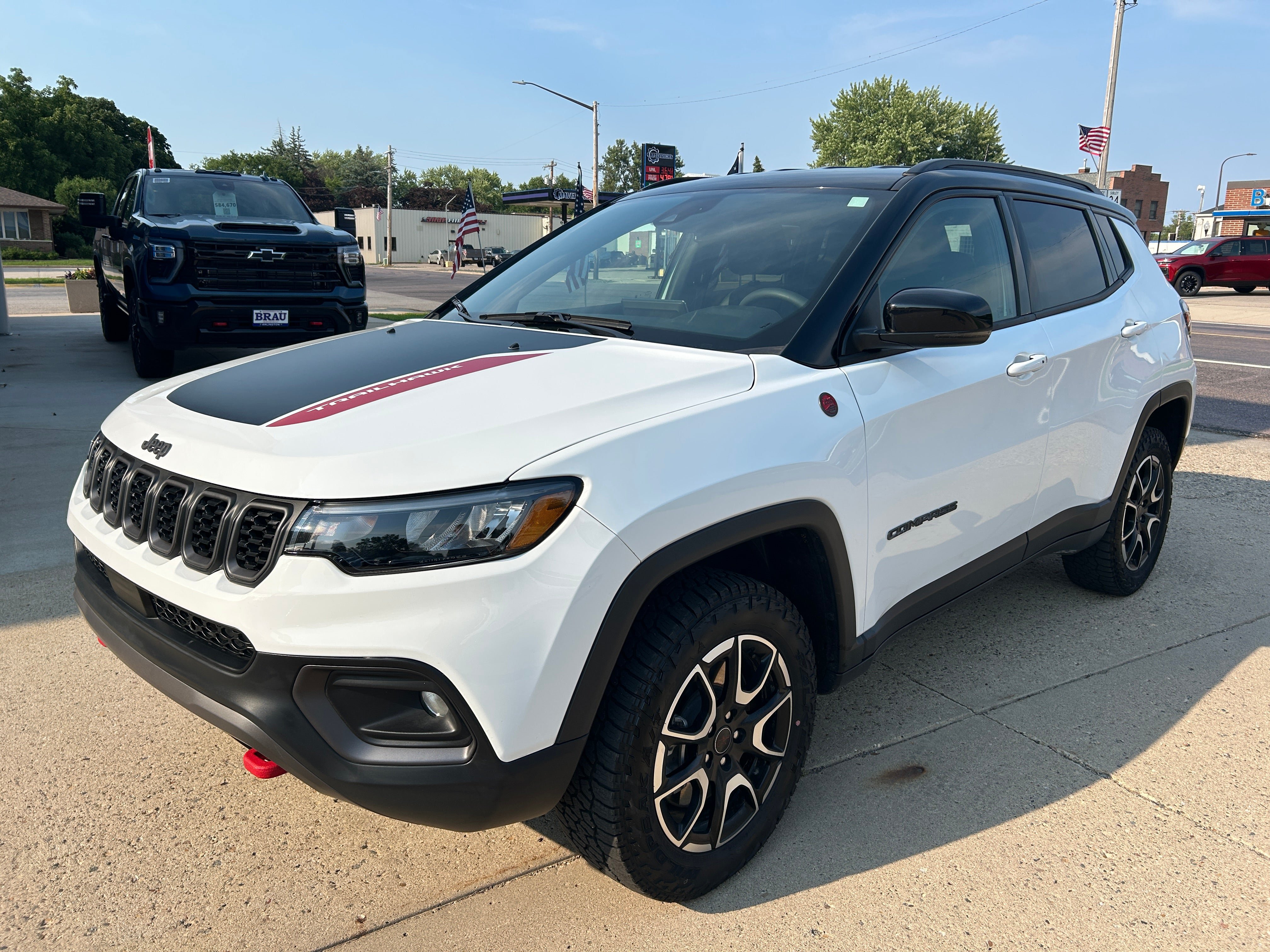 Used 2025 Jeep Compass Trailhawk AWD/4WD image 2